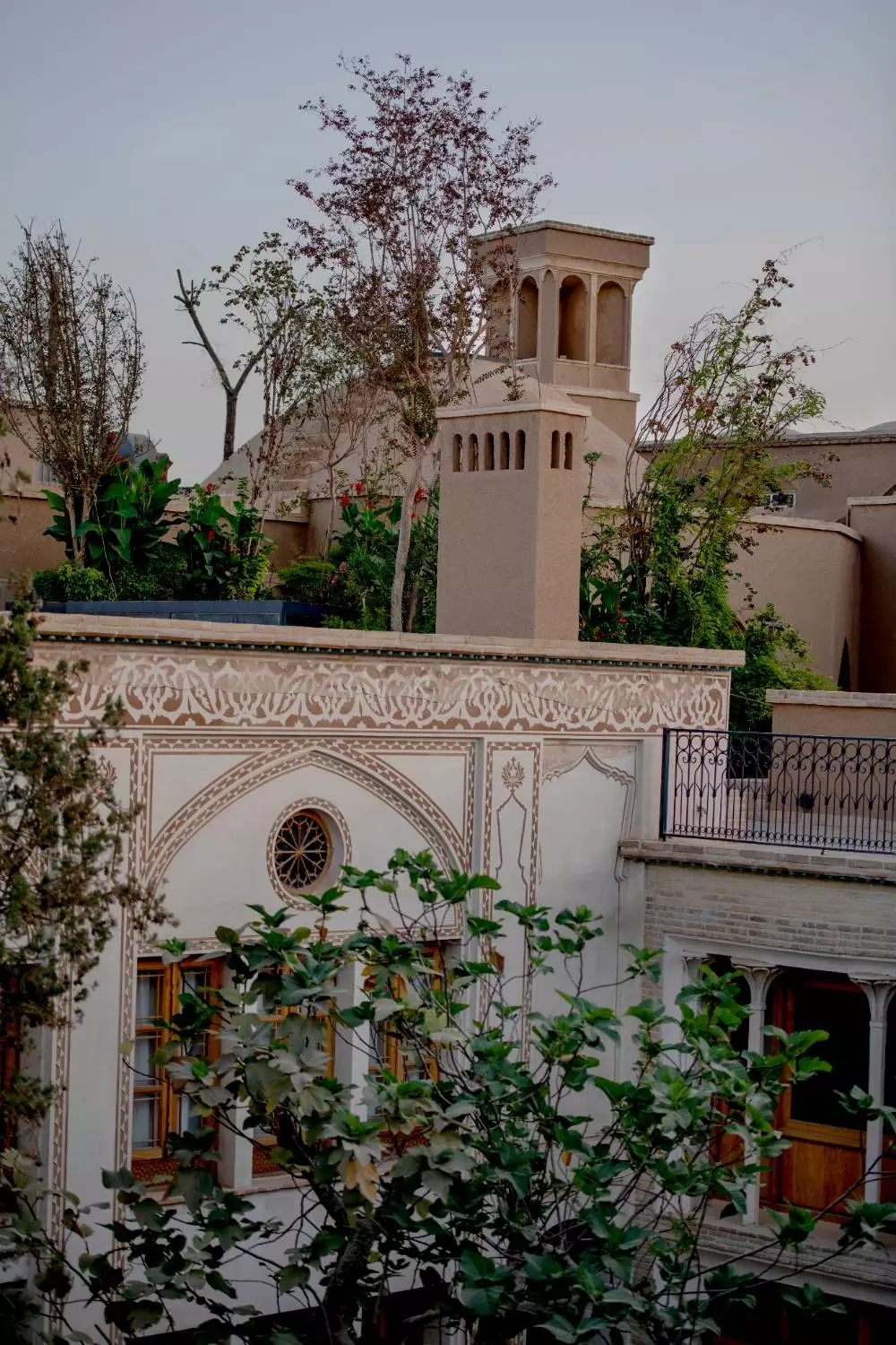 نمای حیاط هتل استادی با بادگیر تاریخی