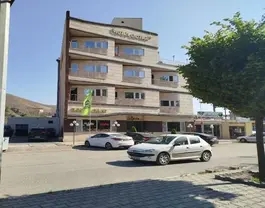 نمای بیرونی هتل تک ستاره قطور در روز