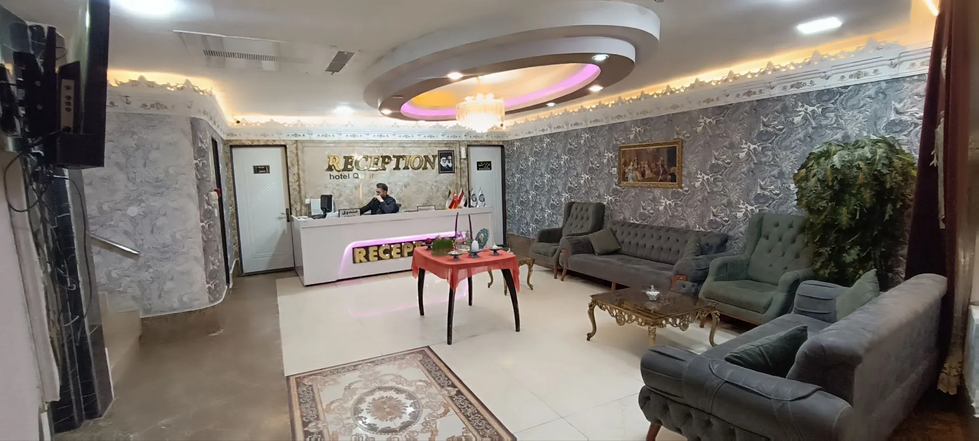 لابی و پذیرش هتل تک ستاره قطور