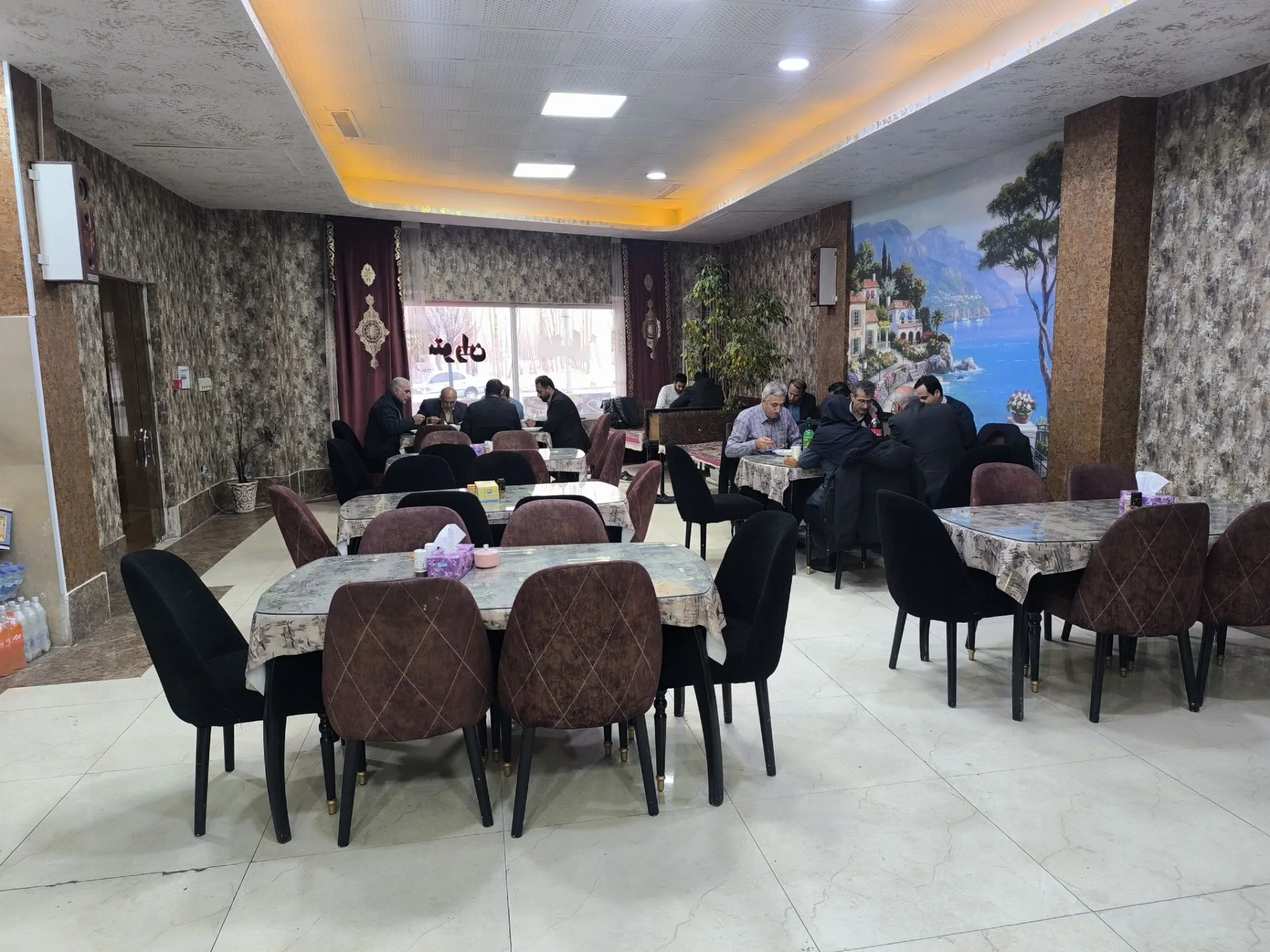 سالن غذاخوری با میزهای پذیرایی تک ستاره قطور
