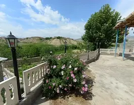 تراس گل‌کاری‌شده اقامتگاه یادگار پدری قلعه نو