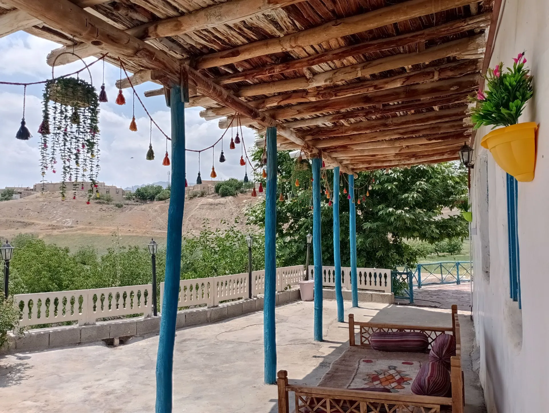 ایوان سرپوشیده اقامتگاه یادگار پدری قلعه نو