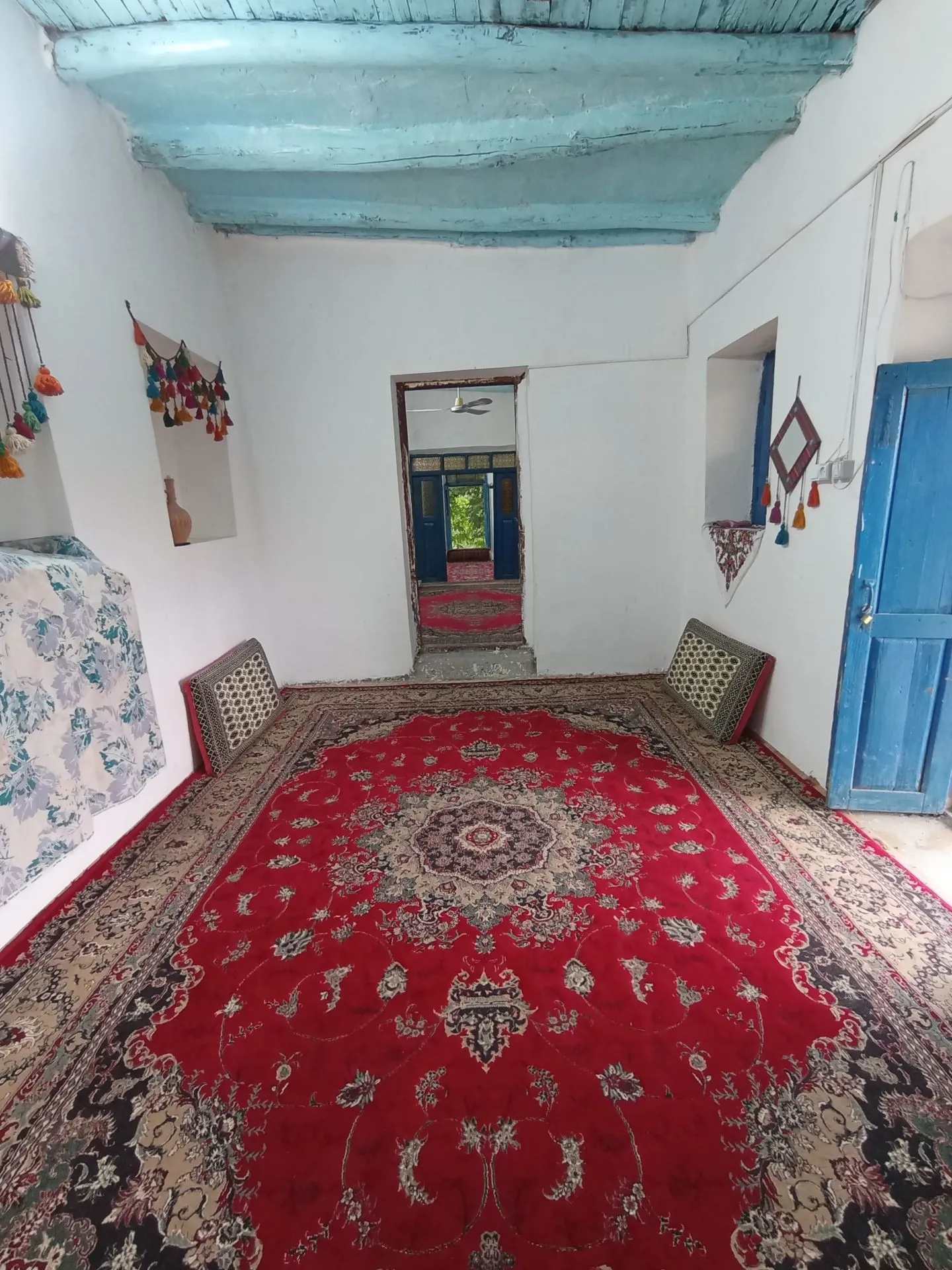 اتاق اقامتگاه یادگار پدری قلعه نو با سقف چوبی آبی