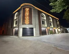 نمای شبانه ساختمان هتل معین