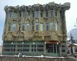 نمای سنگی هتل تخت جمشید در هوای برفی