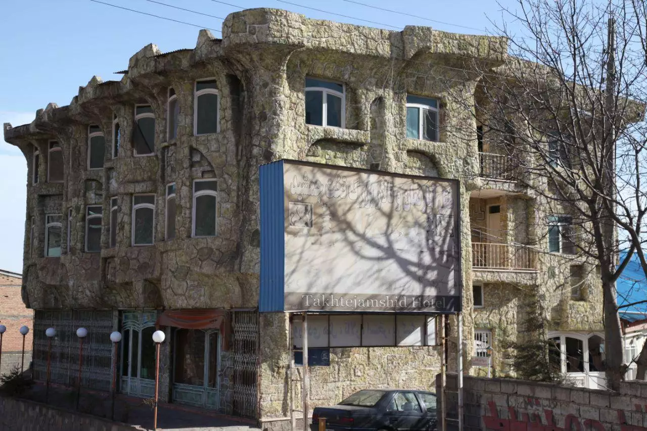 نمای بیرونی ساختمان سنگی هتل تخت جمشید