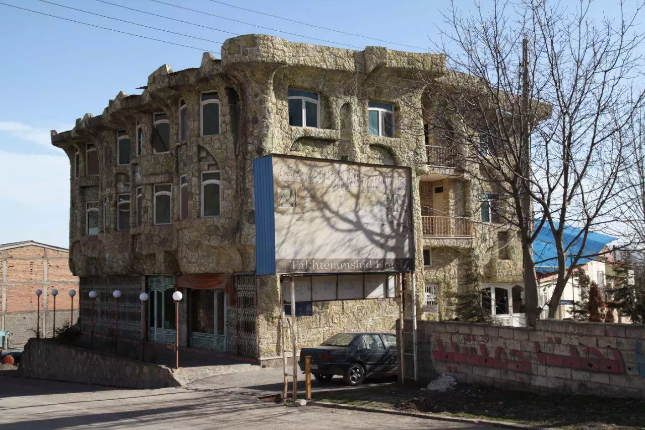 نمای بیرونی ساختمان سنگی هتل تخت جمشید