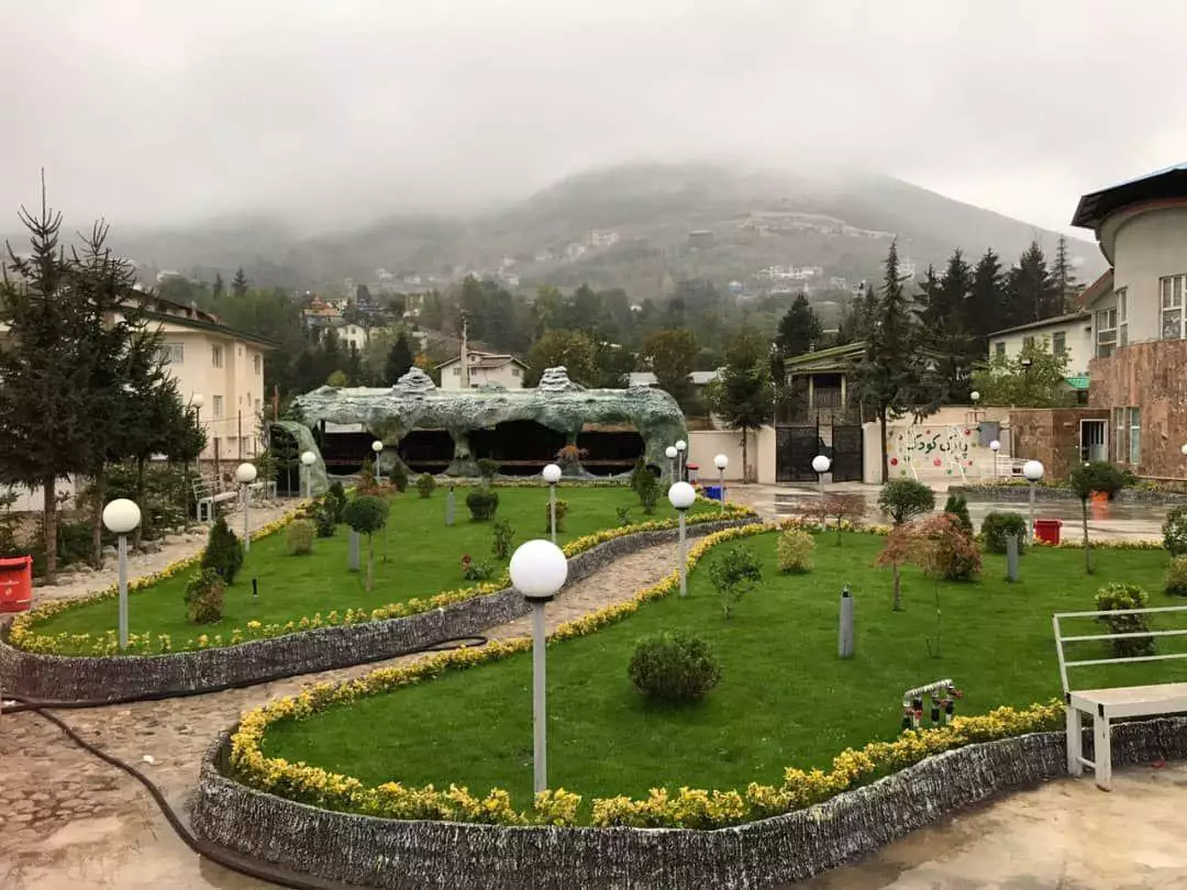 باغ محوطهسازیشده با مسیر سنگی در تخت جمشید
