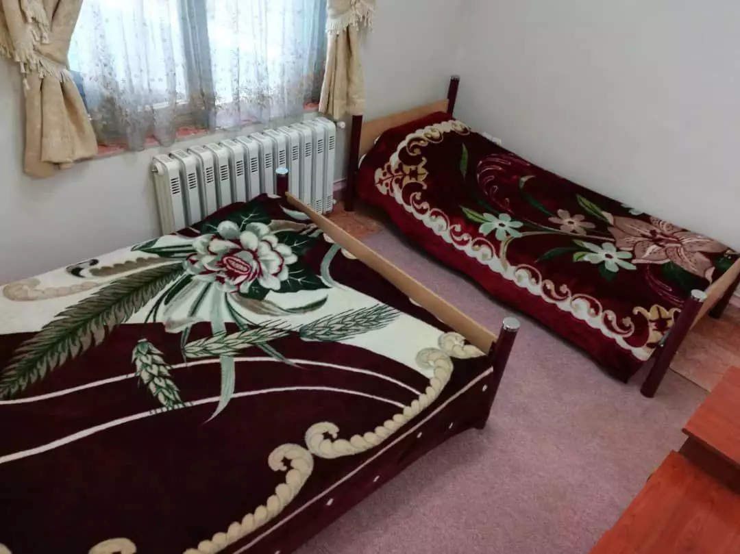 دو تخت یکنفره با روتختی گلدار در تخت جمشید