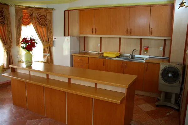 آشپزخانه تخت جمشید با کابینتهای چوبی