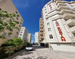 نمای بیرونی هتل طاق بستان در میان ساختمان‌های شهری