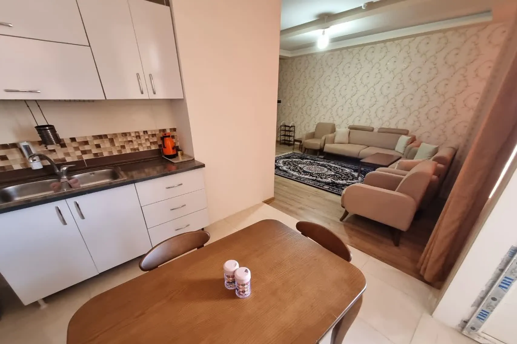 طاق بستان، آشپزخانه و فضای نشیمن