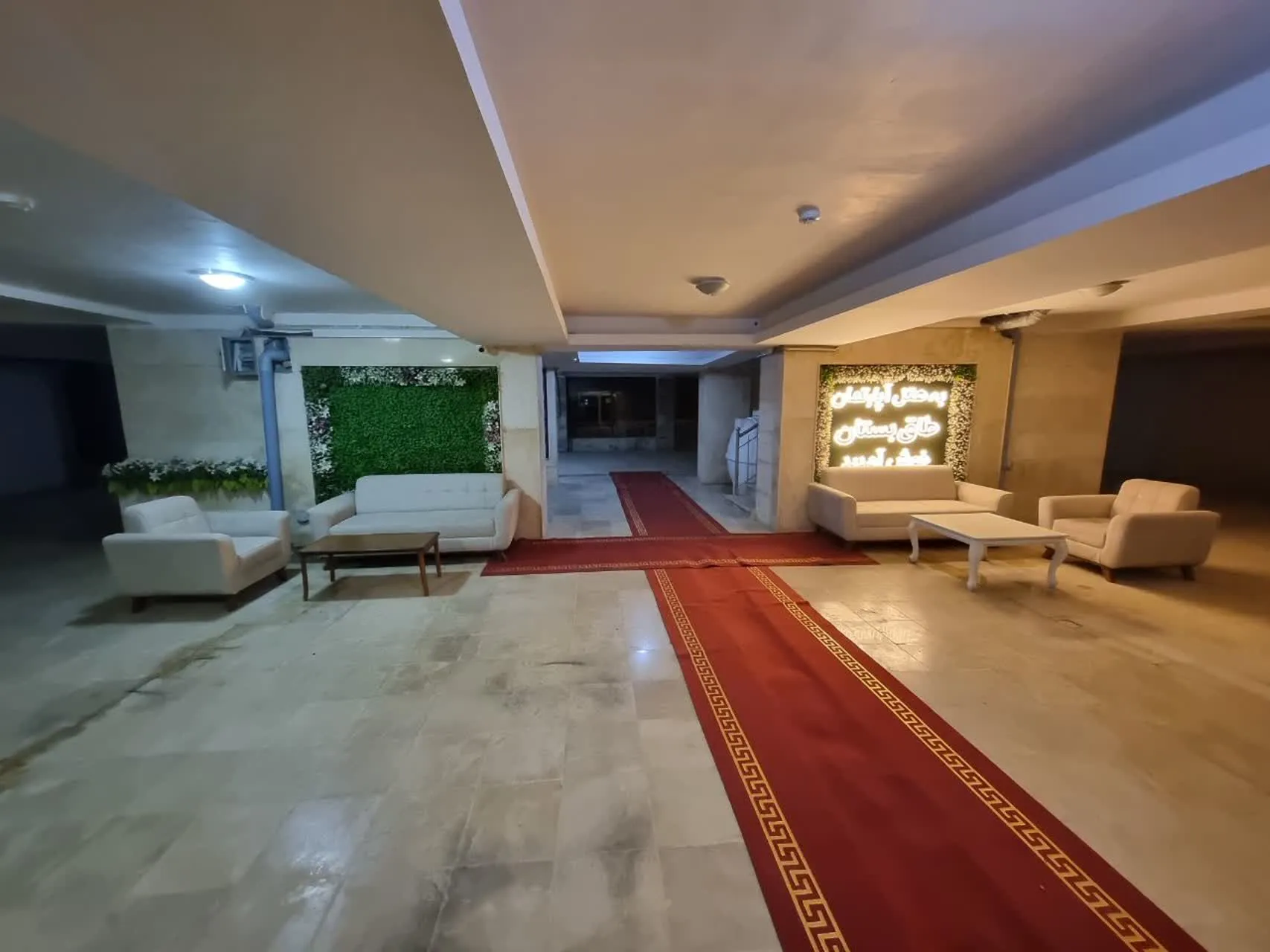 لابی هتل طاق بستان با مبلمان و فرش قرمز