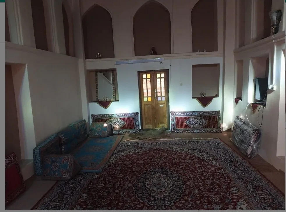 اتاق پذیرایی نغمه بلبل با فرش دستباف و نشیمن سنتی