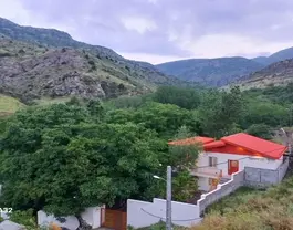 ساختمان گلوسنگ در میان درختان و کوهستان