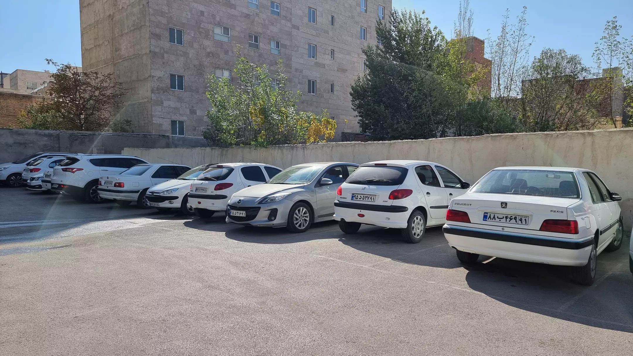 پارکینگ روباز هتل سبلان با خودروهای پارک‌شده