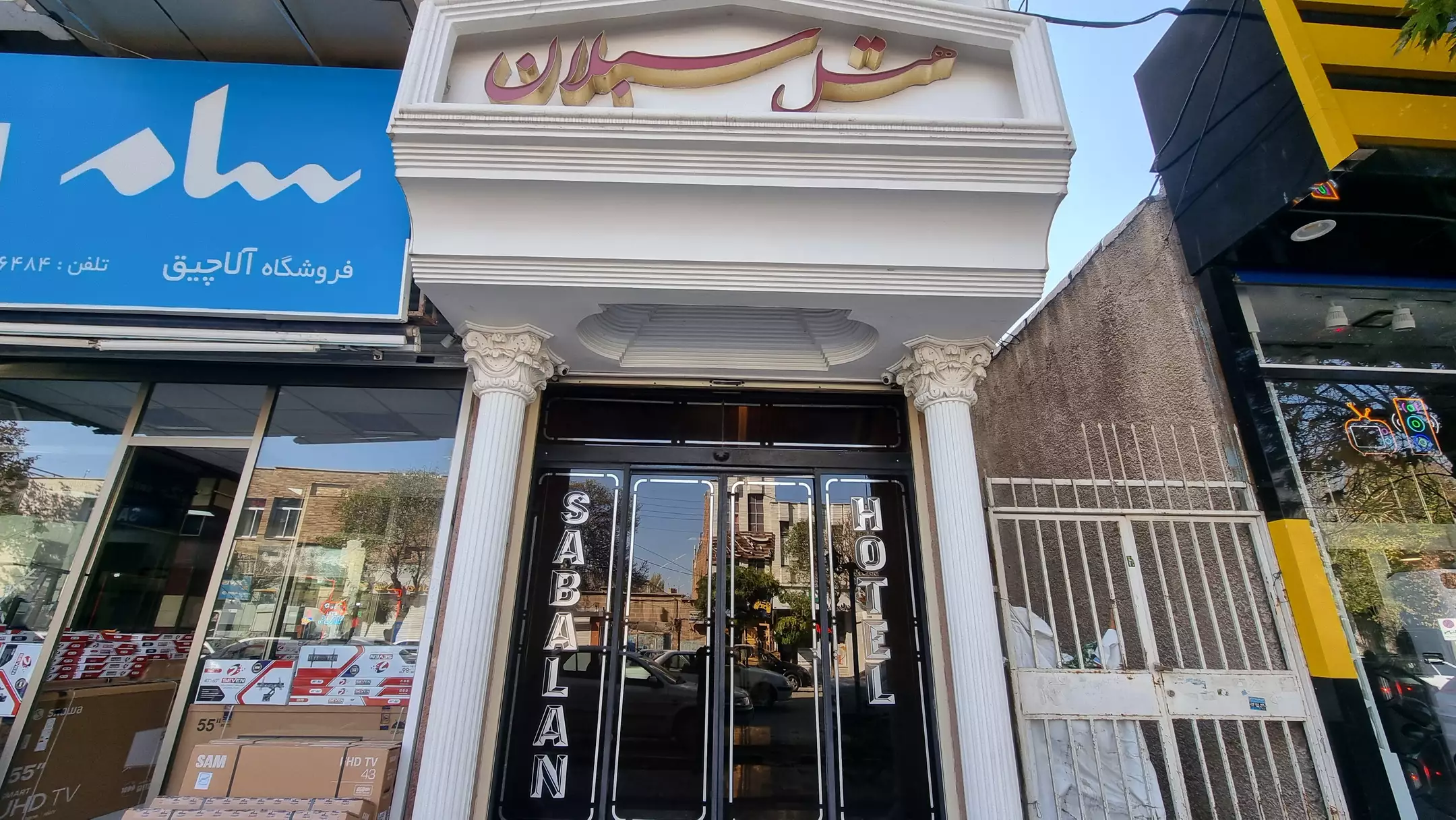 ورودی هتل سبلان با درهای شیشه‌ای