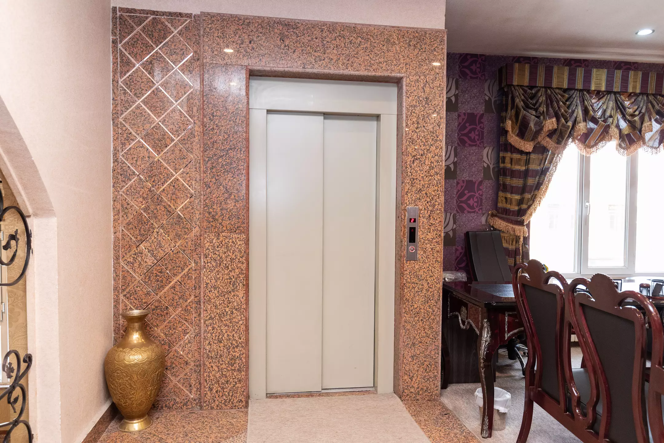 آسانسور هتل سبلان کنار فضای غذاخوری