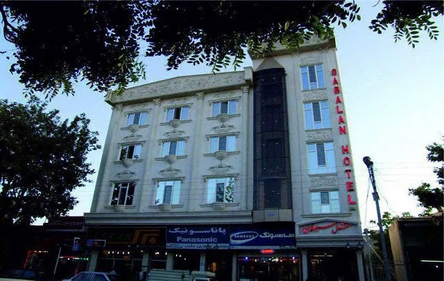 نمای بیرونی ساختمان هتل سبلان با تابلوی عمودی