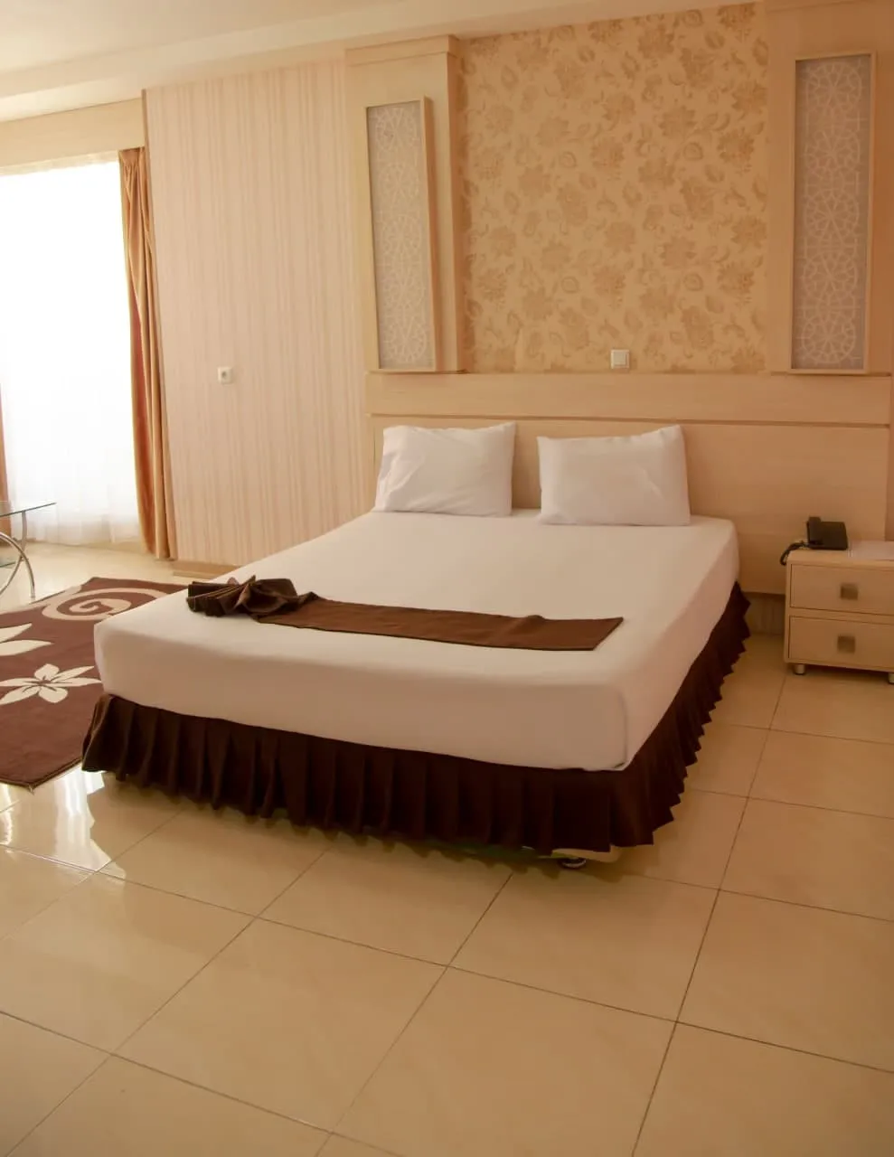 تخت دونفره هتل نماز با روتختی سفید