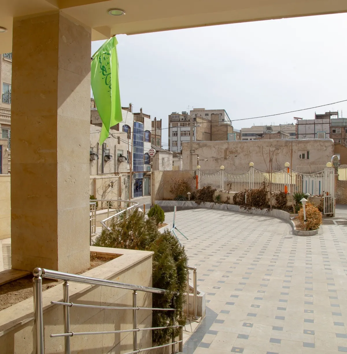 محوطه ورودی هتل نماز با کف‌پوش سنگی