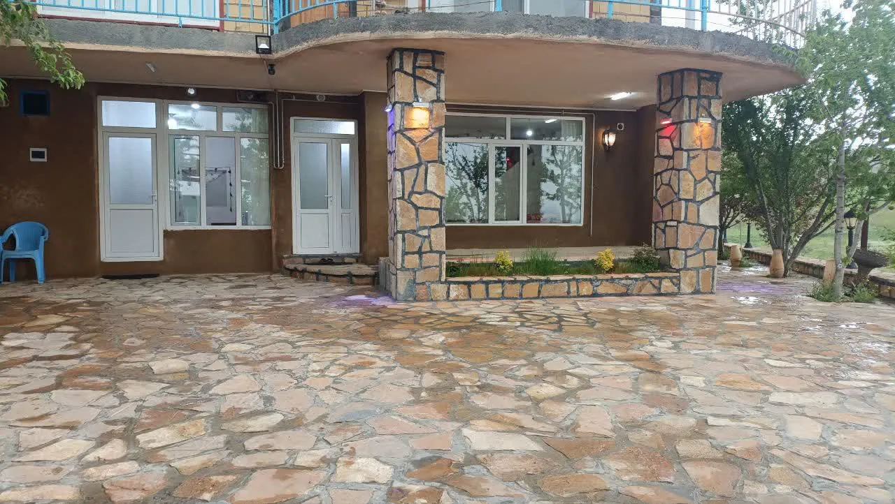 نمای ورودی اقامتگاه دیدگاه با ستون‌های سنگی