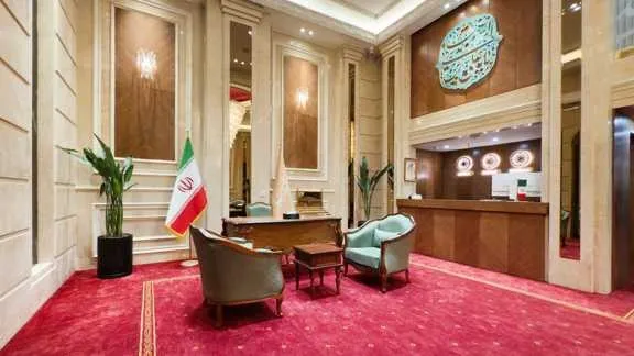 لابی هتل فضیلت ۲ با فرش قرمز و میز پذیرش