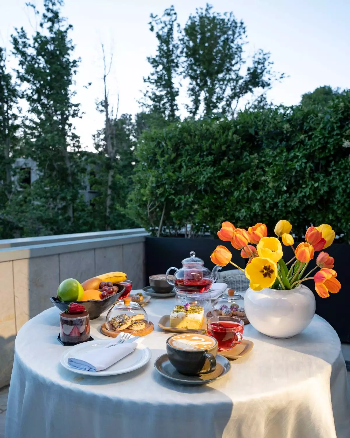 میز صبحانه فضای باز با گلهای رنگارنگ