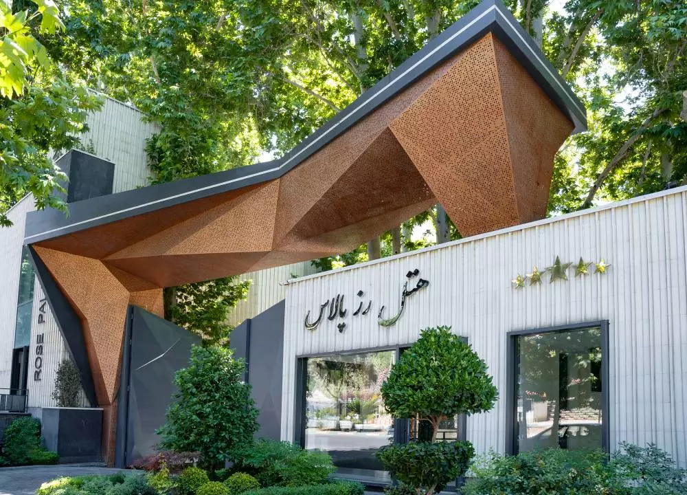 نمای ورودی هتل رز پالاس با سردر هندسی و درختان