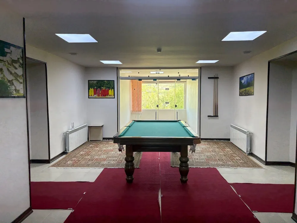 میز بیلیارد در سالن هتل هلال