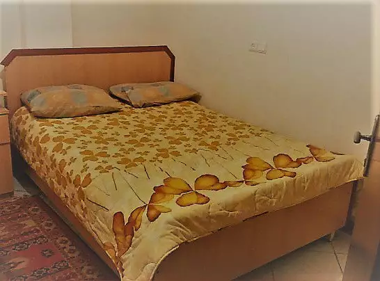 تخت دونفره با روتختی گلدار در هتل میلاد