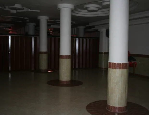 سالن ستون‌دار با کف سنگی در هتل میلاد