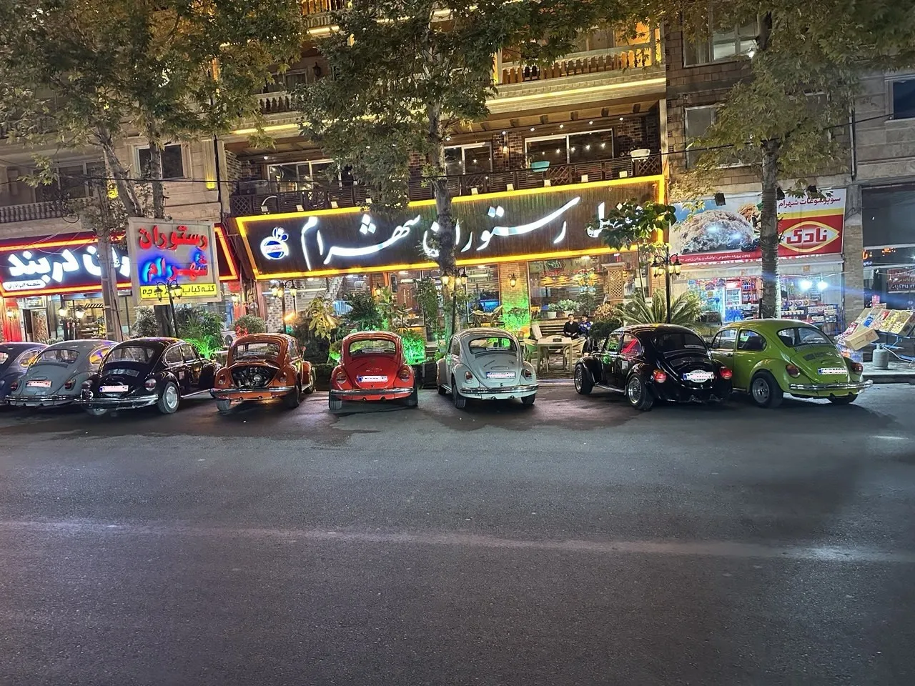 نمای شبانه خیابان و رستوران‌های روبه‌روی هتل شهرام