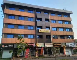 نمای بیرونی هتل شهرزاد با نمای آجری و پنجره‌های آبی