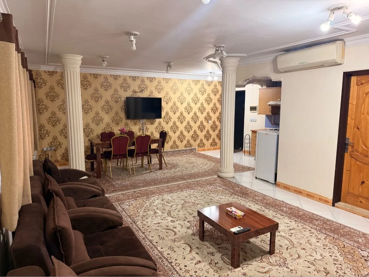 پذیرایی هتل شهرزاد با مبلمان و میز غذاخوری