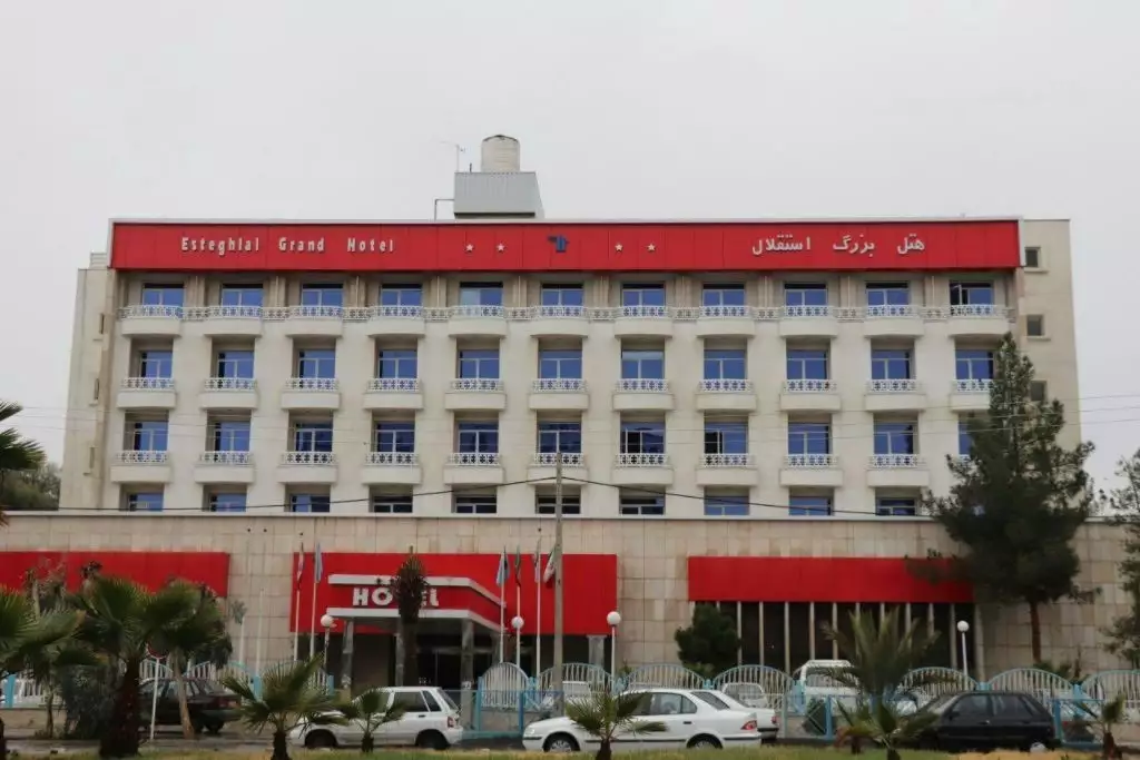 نمای بیرونی ساختمان هتل استقلال