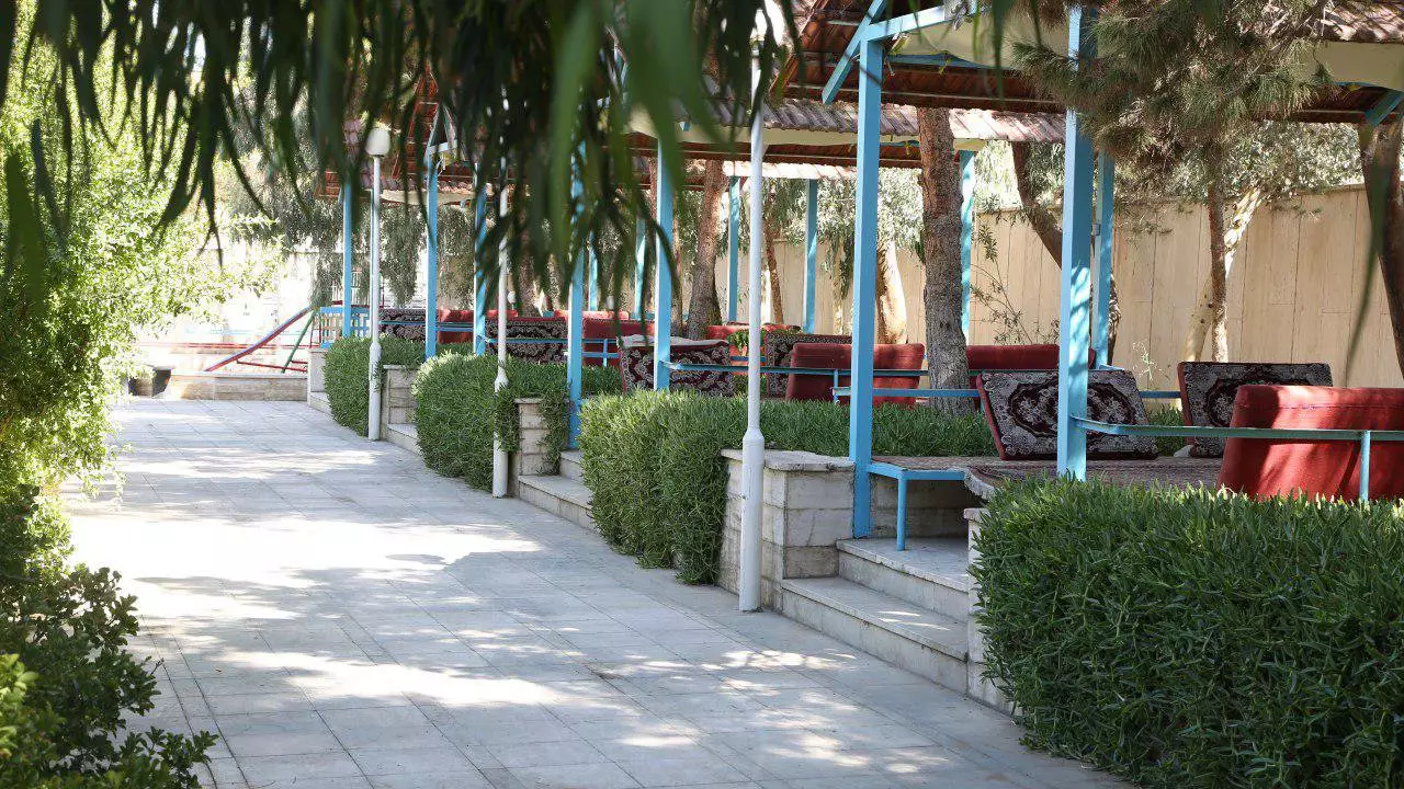 مسیر پیاده‌روی کنار آلاچیق‌های هتل استقلال
