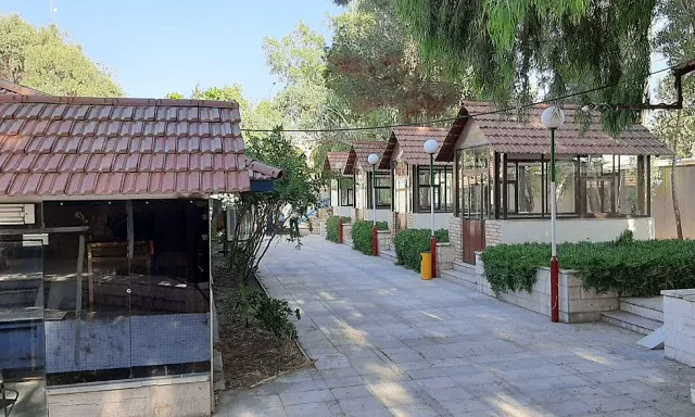 مسیر محوطه هتل استقلال میان ساختمان‌های باغی
