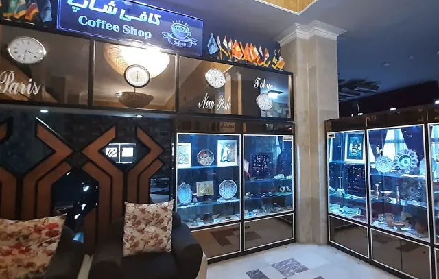 ویترین‌های ظروف تزئینی کنار کافی‌شاپ هتل استقلال