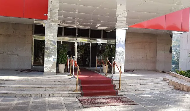 ورودی هتل استقلال با پله و فرش قرمز