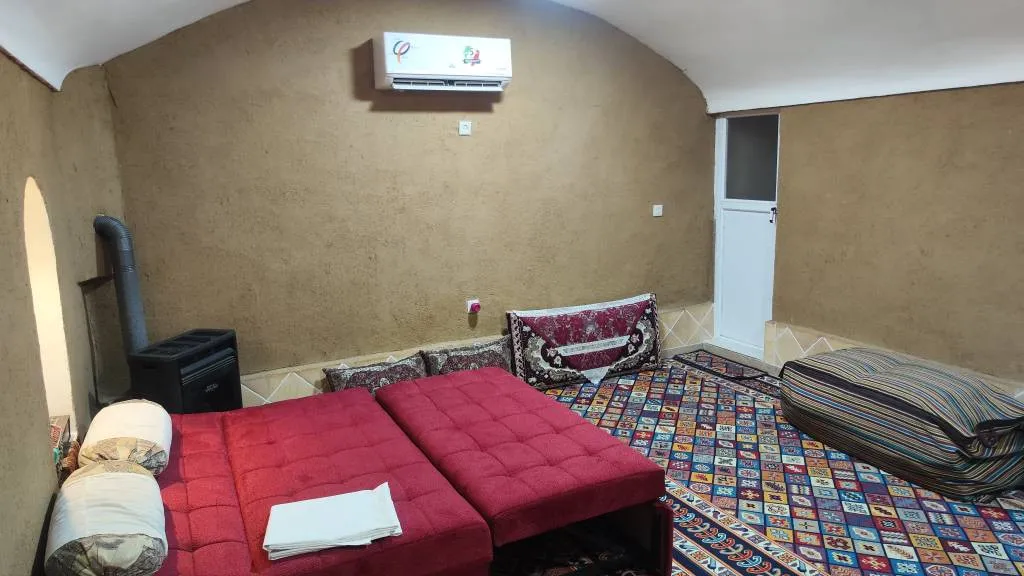 تخت‌های سنتی و بخاری در اقامتگاه آقامیرزا