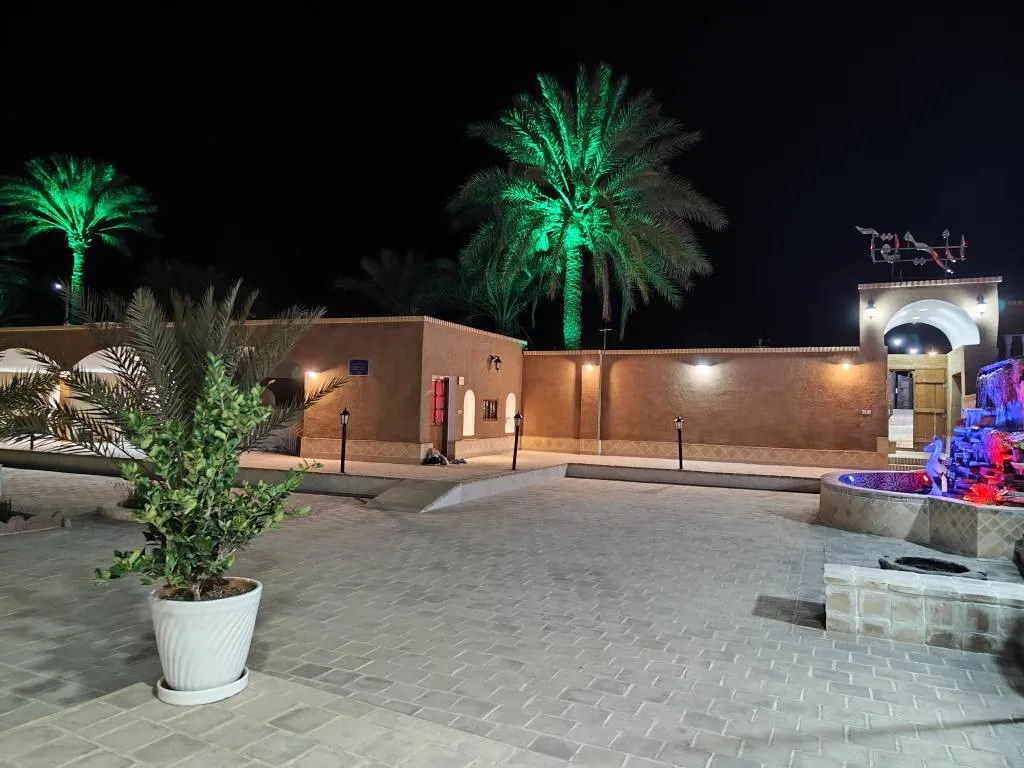 حیاط اقامتگاه آقامیرزا در شب