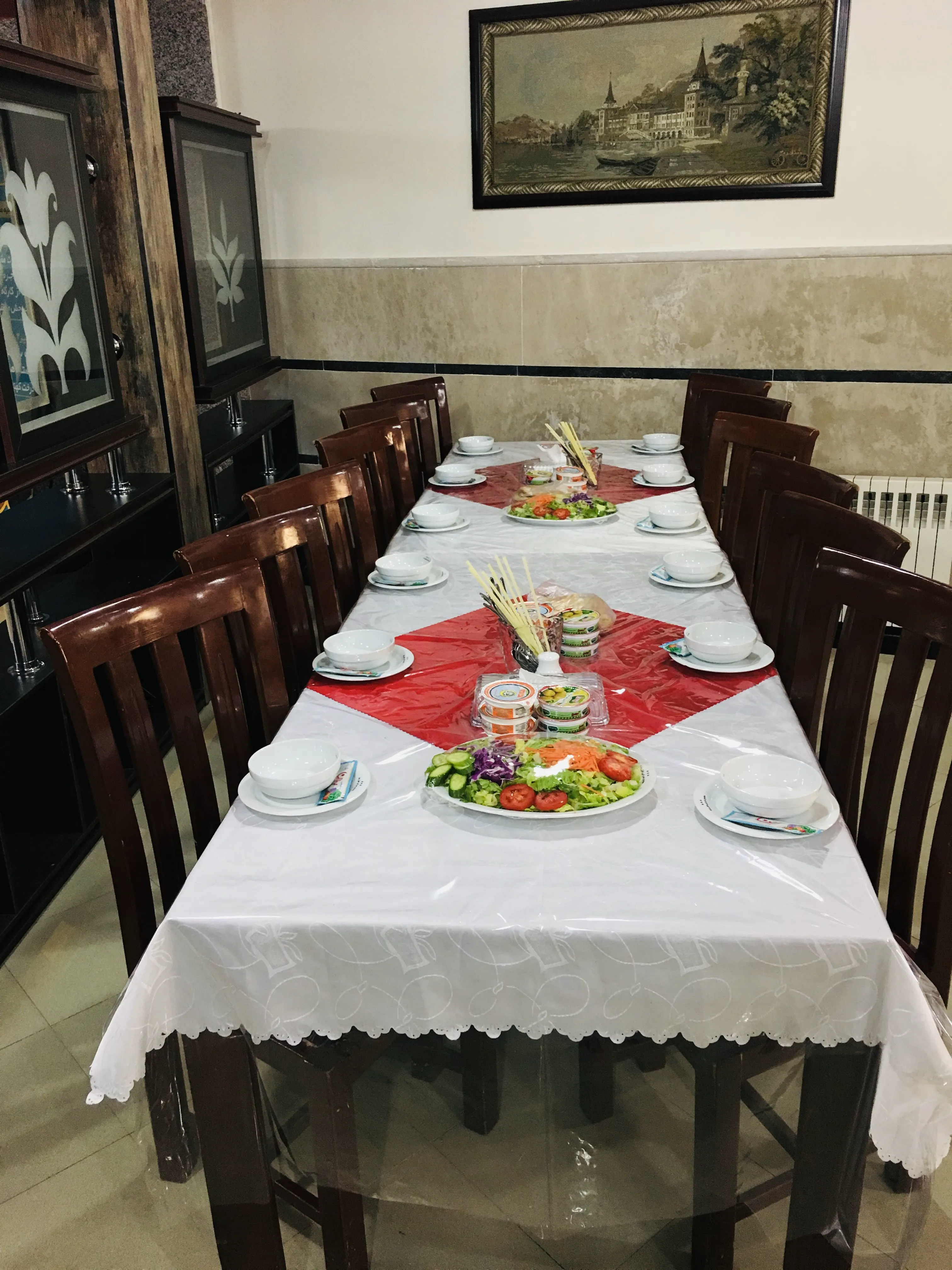 میز پذیرایی چیده‌شده در هتل رضا