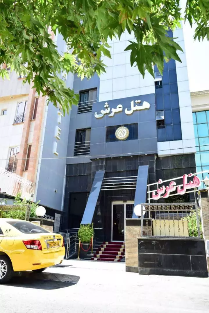 نمای ورودی هتل عرش نوین با تابلو سردر