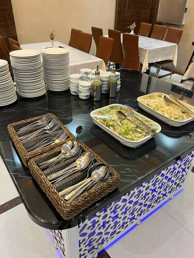 میز بوفه عرش نوین با سالاد، بشقاب و قاشق