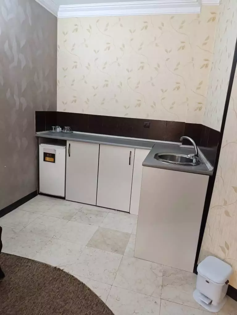 آشپزخانه کوچک با سینک و کابینت