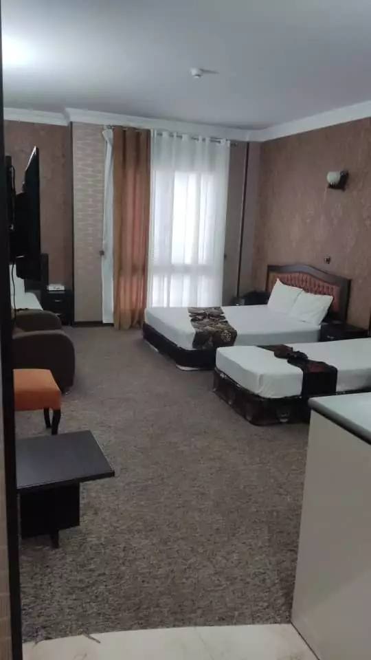 اتاق هتل عرش نوین با دو تخت و پنجره پرده‌دار