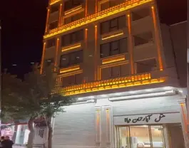 نمای شبانه هتل دیانا با نورپردازی نارنجی