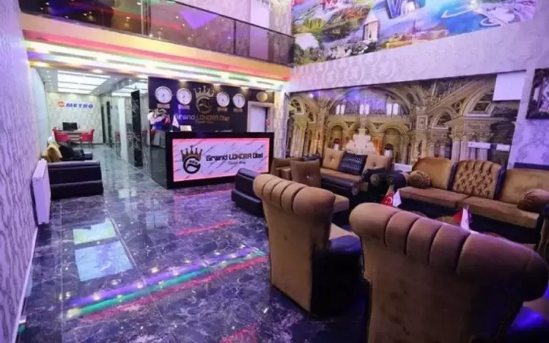لابی هتل گرند لوندرا با مبلمان چرمی و کف براق