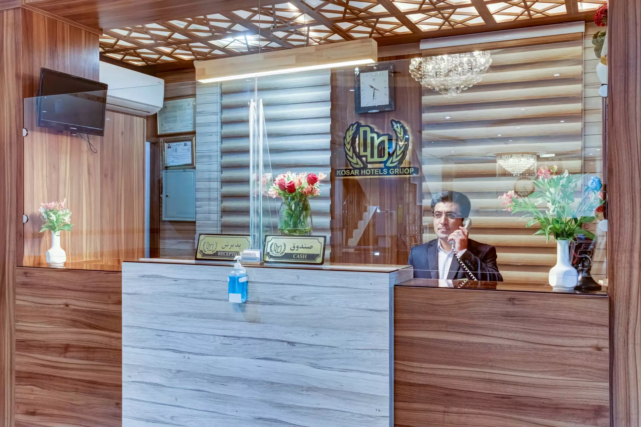 پذیرش چوبی هتل قدس با گلدانهای گل